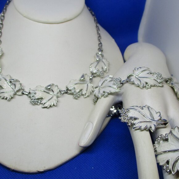 3 Piece Set SARAH COVENTRY Whispering Leaf Necklace 1967 White Enamel Grape Leaf - Picture 5 of 15